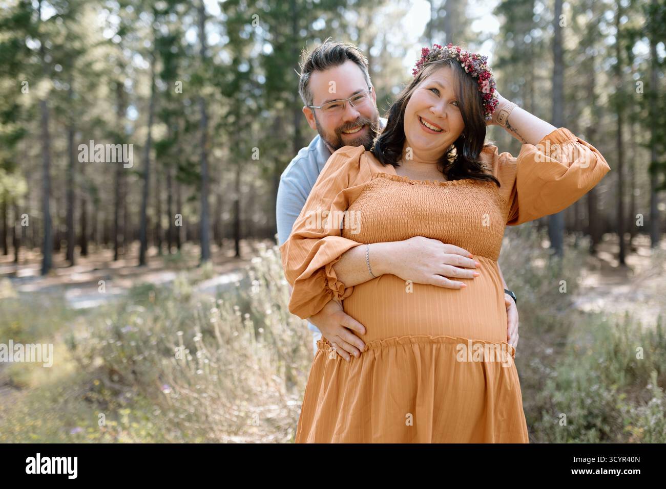 Couple dans une forêt pour un shooting de maternité Banque D'Images
