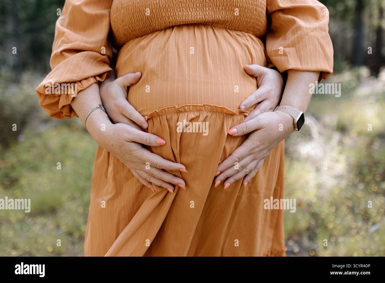 Photos de maternité familiale dans une forêt Banque D'Images
