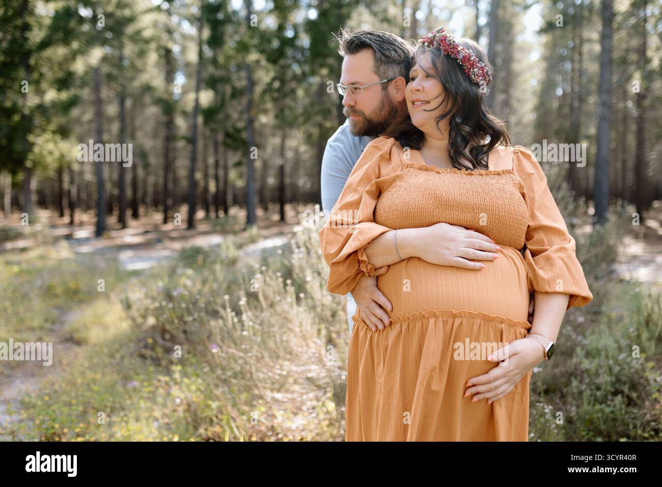 Photos de maternité familiale dans une forêt Banque D'Images