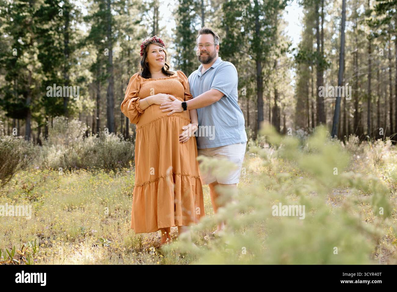 Photo maternité parents dans une forêt Banque D'Images