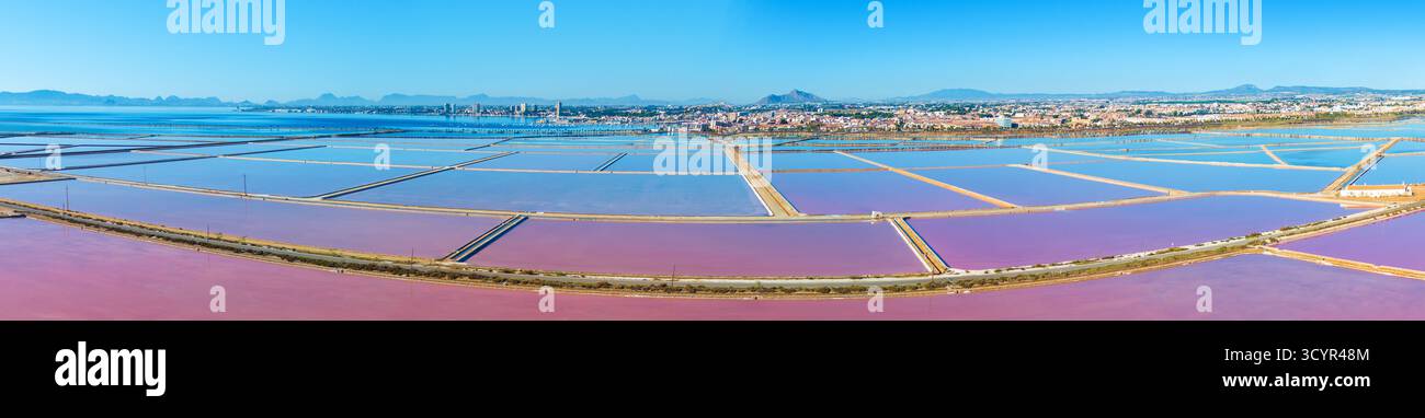 Vue panoramique d'en haut du lac Rose dans la ville de San Pedro del Pinatar, Espagne Europe. San Pedro Salt Flats. Vue aérienne bannière horizontale Banque D'Images