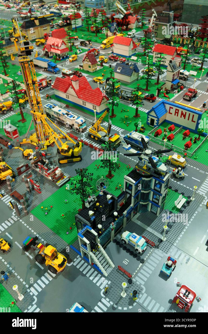 Grand diorama détaillé de LEGO City à Brickopolis, Lourinhã, Portugal Banque D'Images