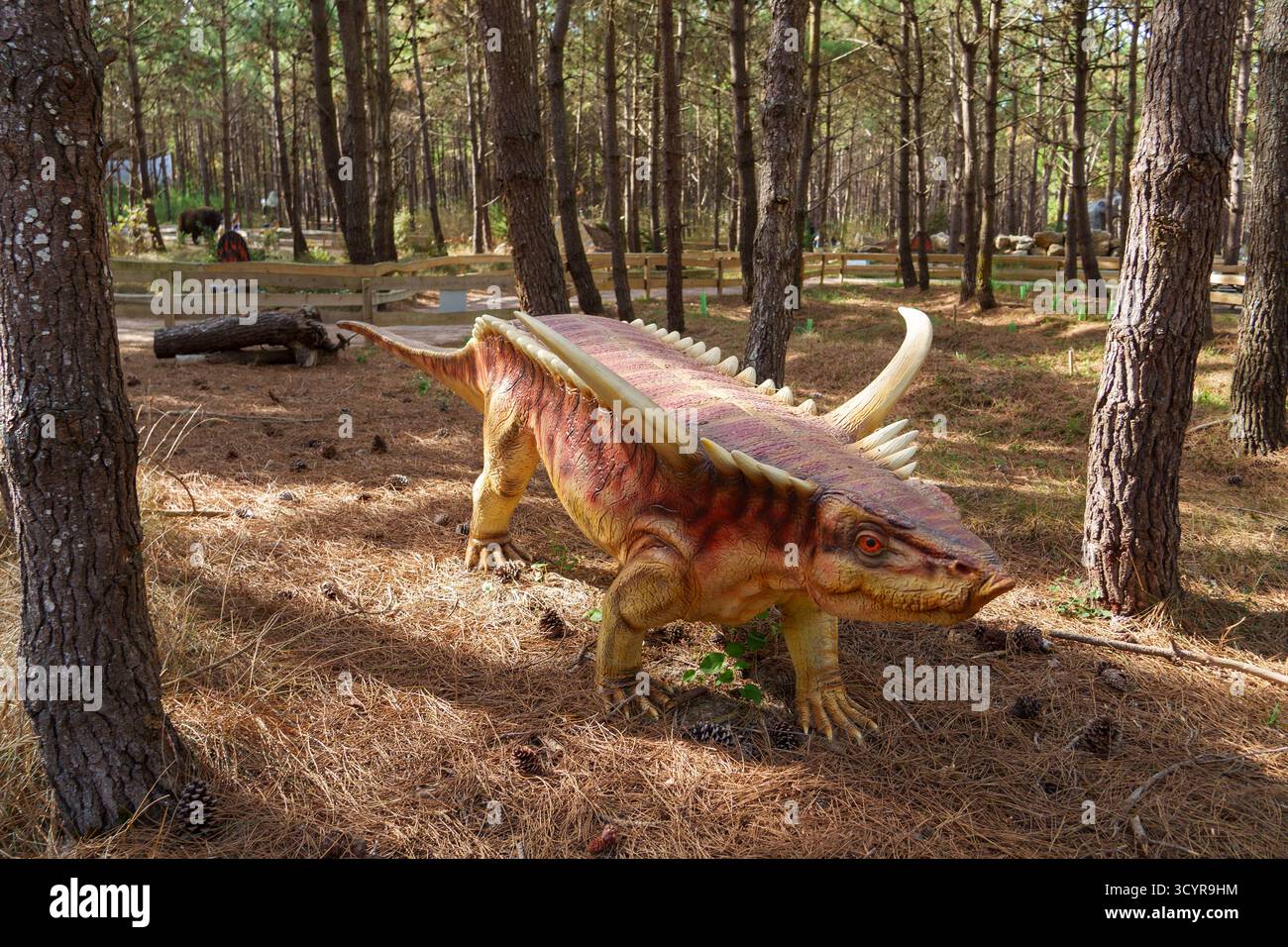 Modèle réaliste d'un Desmatosuchus exposé dans le parc à thème des dinosaures Dino Parque à Lourinhã, Portugal, Europe Banque D'Images