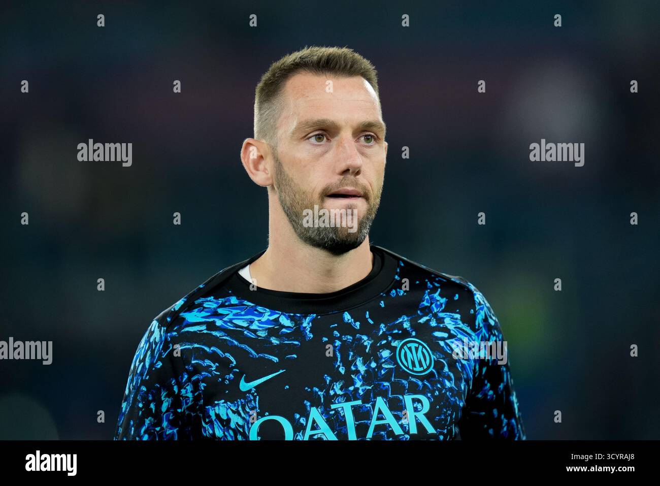 Rome, Italie. 18 octobre 2025. Stefan de Vrij du FC Internazionale regarde le match de Serie A Enilive entre L'AS Roma et le FC Internazionale au Stadio Olimpico le 18 octobre 2025 à Rome, Italie. Crédit : Giuseppe Maffia/Alamy Live News Banque D'Images