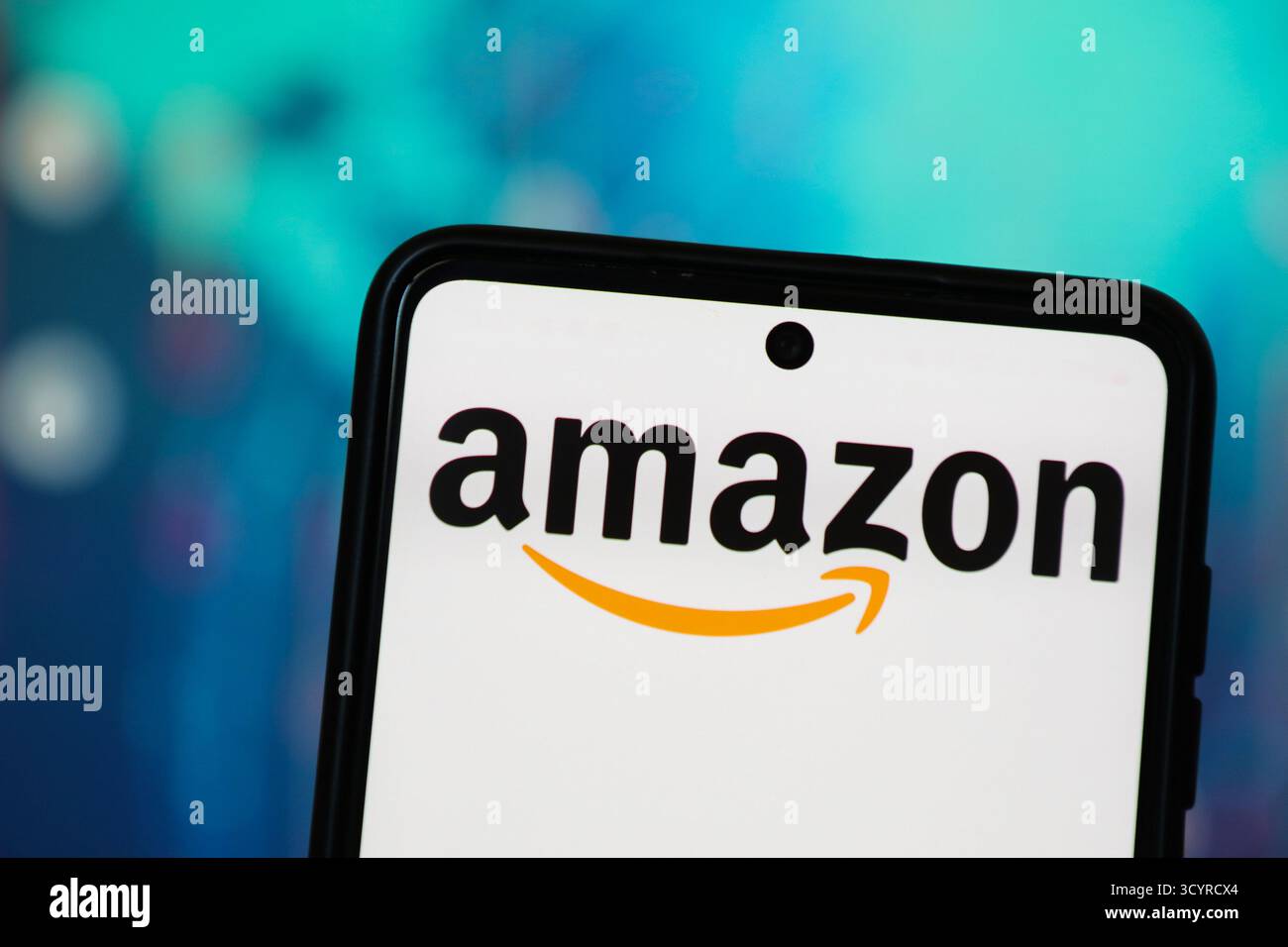 Dans cette illustration photo, le logo Amazon est affiché sur l'écran d'un smartphone. Banque D'Images