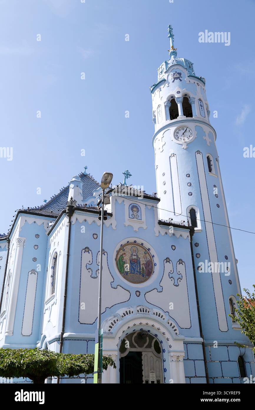 Bratislava, Slovaquie- 3 septembre 2024 : Église de la famille Elizabeth communément connue sous le nom d'Église bleue Banque D'Images