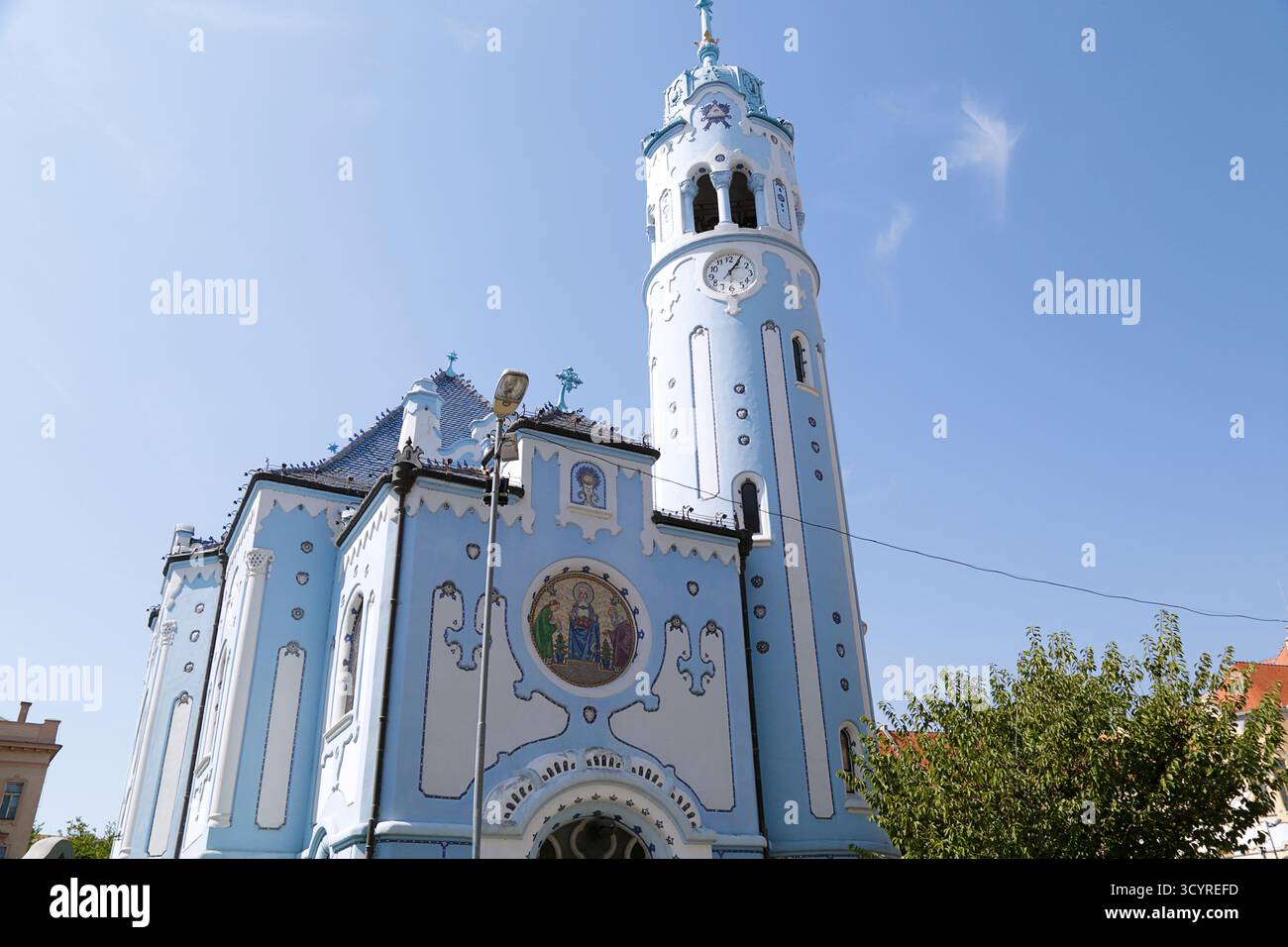 Bratislava, Slovaquie- 3 septembre 2024 : Église de la famille Elizabeth communément connue sous le nom d'Église bleue Banque D'Images