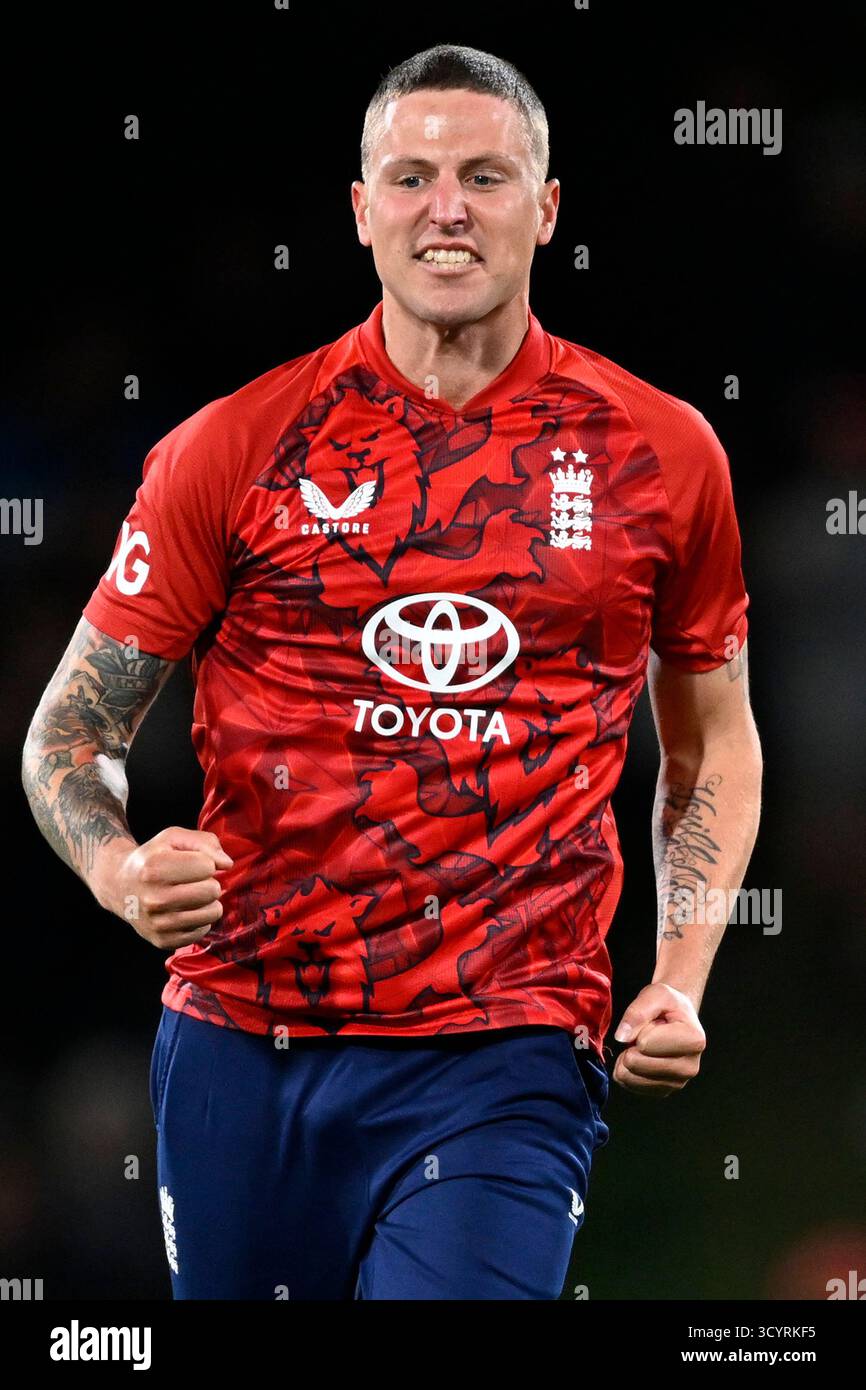 England's Brydon Carse celebrates after taking the wicket of New Zealand's Rachin Ravindra during their T20 cricket match in Christchurch, New Zealand, Monday, Oct. 20, 2025. (Andrew Cornaga/Photosport via AP) Banque D'Images