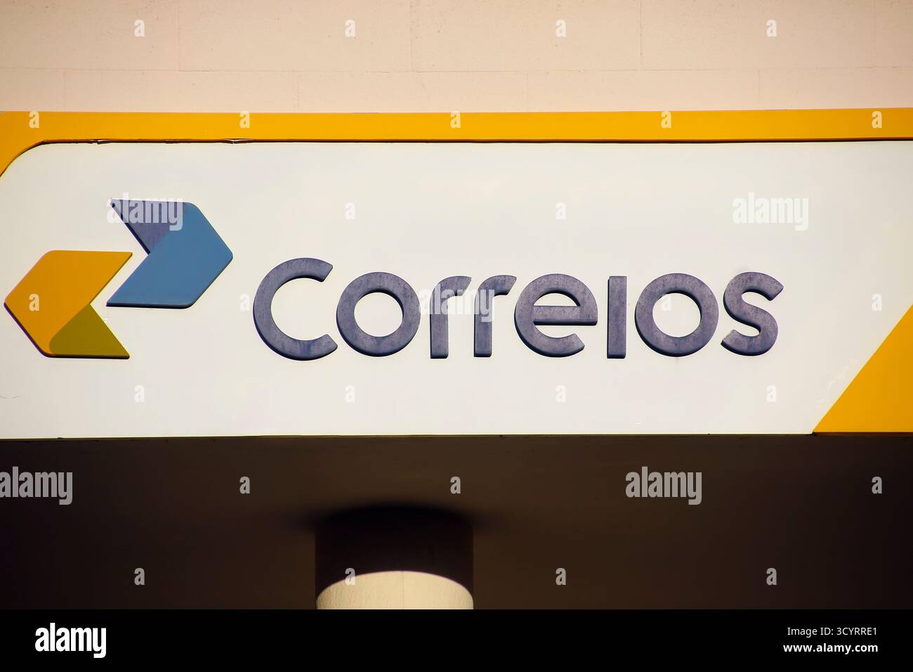 Minas Gerais, Brésil - 3 août 2025 : photo de l'enseigne officielle de l'Agence postale du Brésil, un symbole clé pour la livraison du courrier et des colis au Brésil Banque D'Images