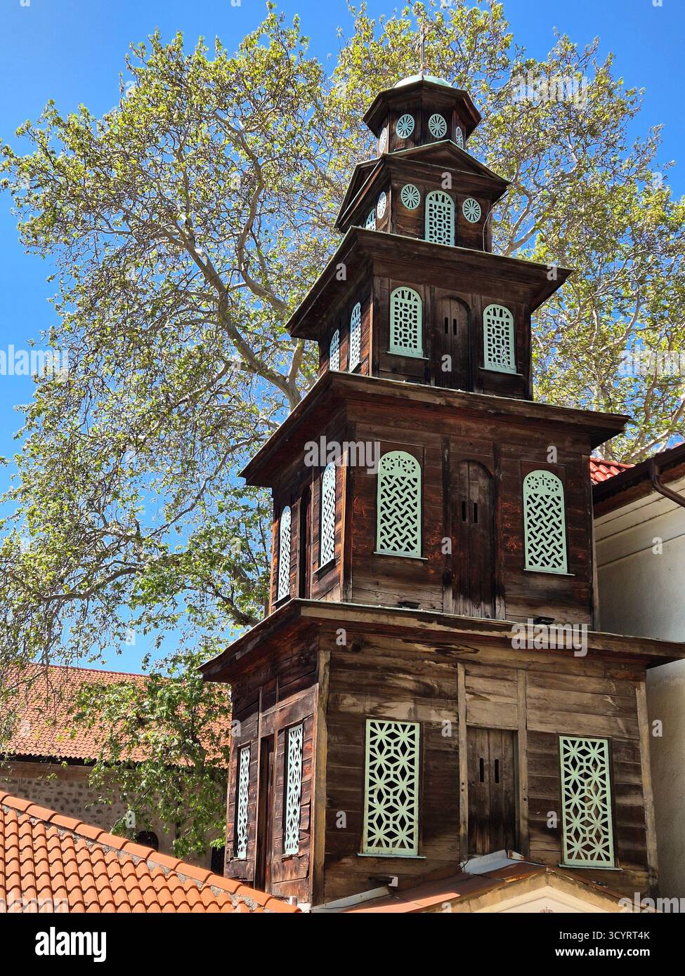 Une structure architecturale dans la ville de Plovdiv (probablement une église ou un clocher), qui a une structure à plusieurs niveaux, étagée avec bois brun foncé - Image de stock capturée avec un smartphone