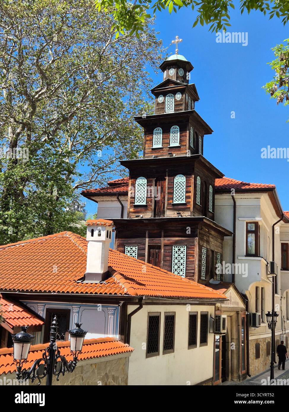 Une structure architecturale dans la ville de Plovdiv (probablement une église ou un clocher), qui a une structure à plusieurs niveaux, étagée avec bois brun foncé - Image de stock capturée avec un smartphone