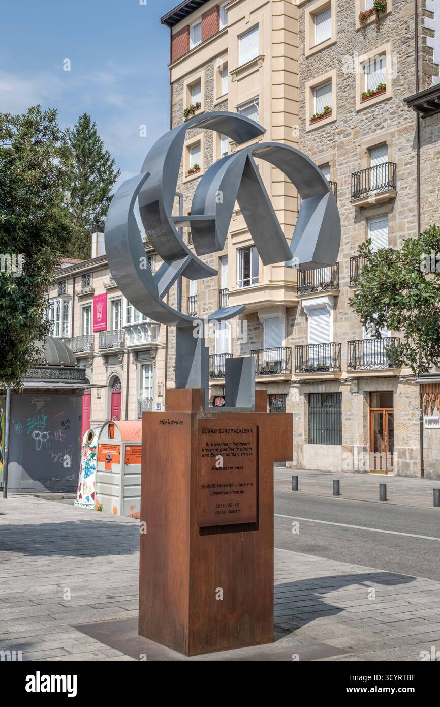 Sculpture abstraite en acier commémorant le Comité économique et social européen (CESE) à Vitoria-Gasteiz, Espagne. Art moderne dans Urban Square Banque D'Images