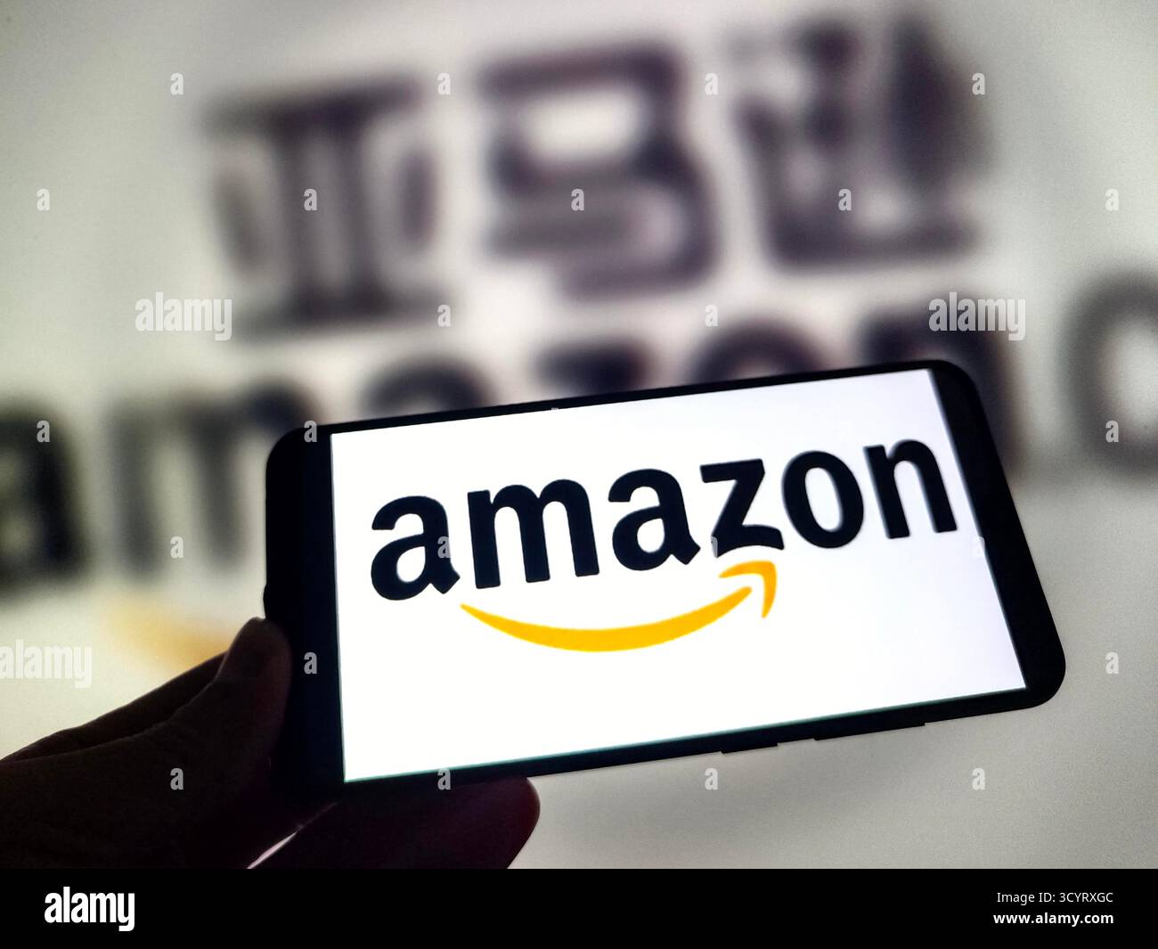 SUQIAN, CHINE - 20 OCTOBRE 2025 - une photo d'illustration montre le logo amazon dans un smartphone à Suqian, Jiangsu, Chine le 20 octobre 2025. Banque D'Images