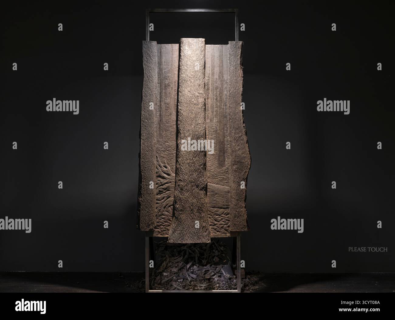 Christie's, Londres, Royaume-Uni. 20 octobre 2025. Natasha Wightman, artiste et créatrice de bijoux britannique, lance sa dernière collection Lost Forests chez Christie's à Londres, s'inspirant de la beauté des forêts indigènes. Image : un grand bas-relief, Forest Cathedral, une pièce sculpturale de l'artiste Natasha Wightman, présentée dans le cadre de son exposition Lost Forests, est sculptée à partir de cinq planches de chêne de tourbière récupérées de la haul des Hemplands, datant de 4 800 à 5 500 ans, la sculpture représente de puissants troncs d'arbres atteignant la lumière filtrée de la canopée. avec les visiteurs encouragés à toucher le wo Banque D'Images