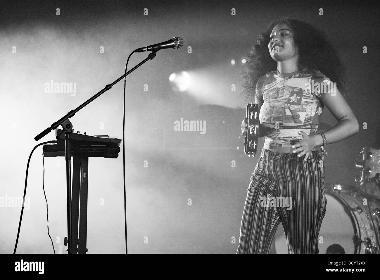 PROFESSEUR D'ANGLAIS, HEADLINE SET, GREEN MAN 2025 : The band English Teacher Headlines on the Far Out Stage.Brecon, Wales, UK, 16 août 2025. Le Green Man Festival 2025. Photographie : Rob Watkins/Alamy Live News. INFO : English Teacher est un groupe indie rock basé à Leeds connu pour son lyrisme pointu et son dynamique mêlant post-punk, art rock et narration poétique. Ils explorent l'identité, la classe et la vie britannique moderne avec esprit et intensité. Banque D'Images