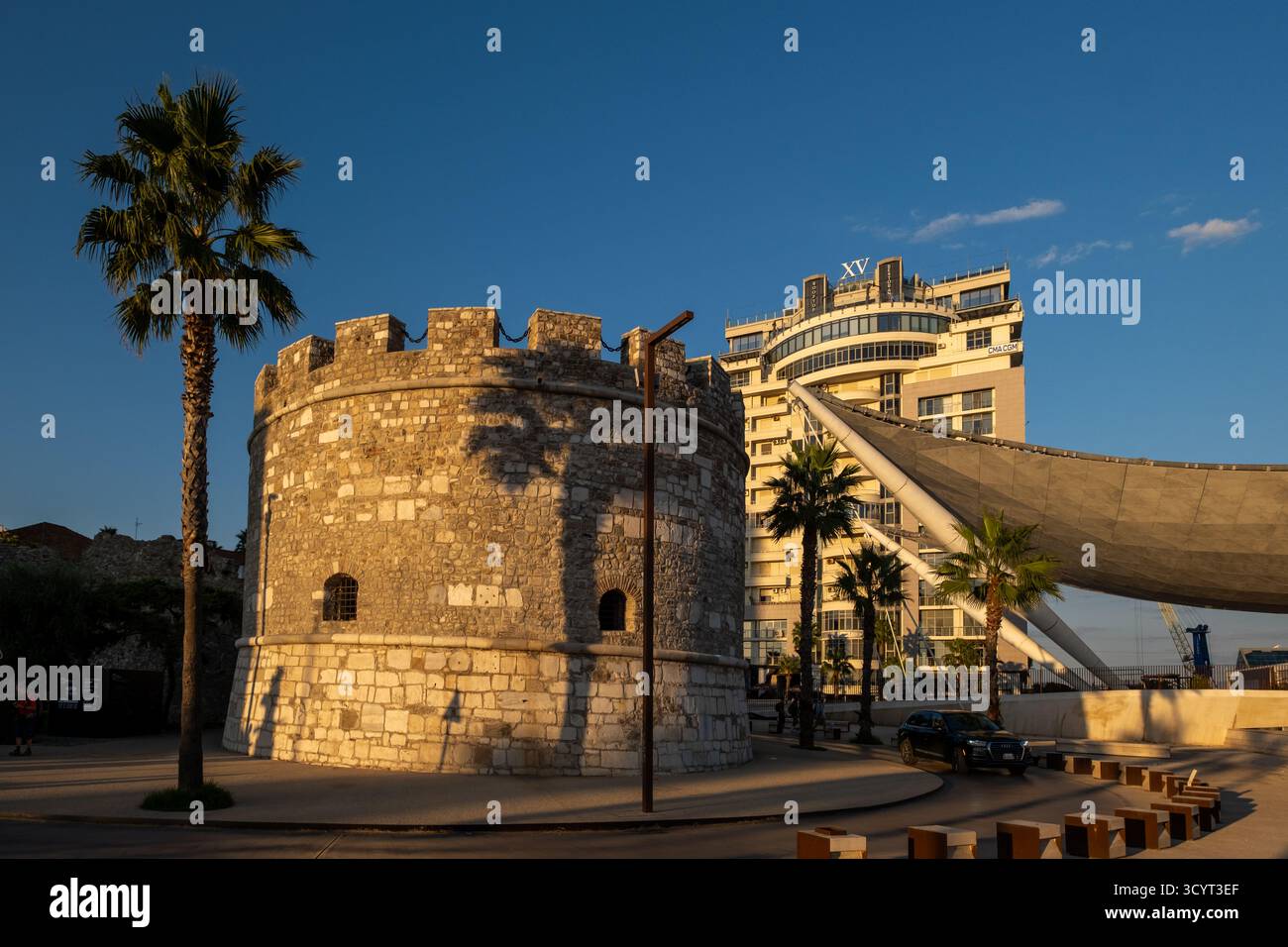 21.09.2024, Albanie, Durres, Durres - la tour vénitienne byzantine de Durres au port. 00A240921D1051CAROEX.JPG [AUTORISATION DU MODÈLE : NON, PROPERTY REL Banque D'Images