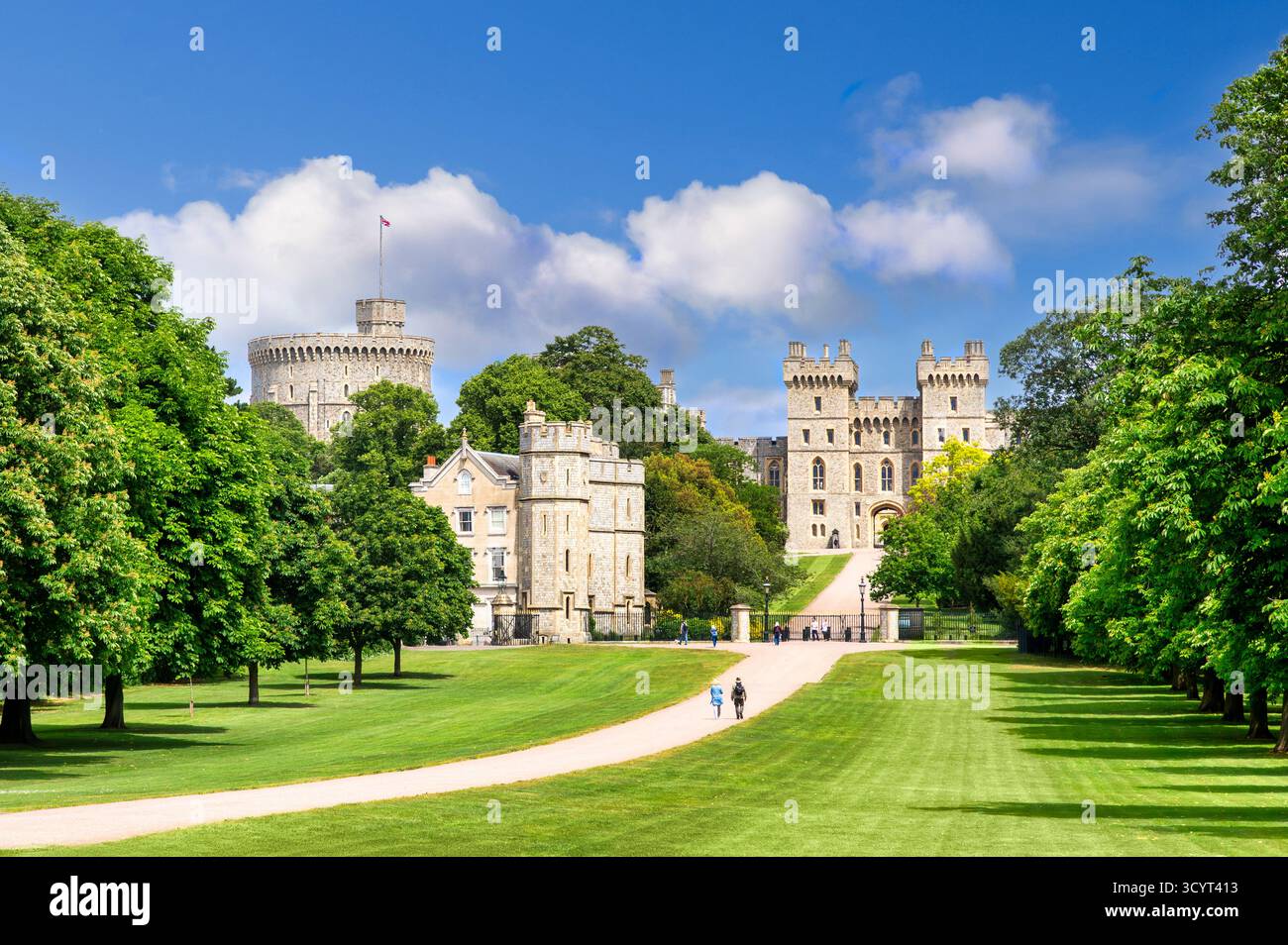 Château de Windsor, un beau jour d'été - Une résidence de la famille royale britannique, c'est le plus long château occupé en Europe. Banque D'Images