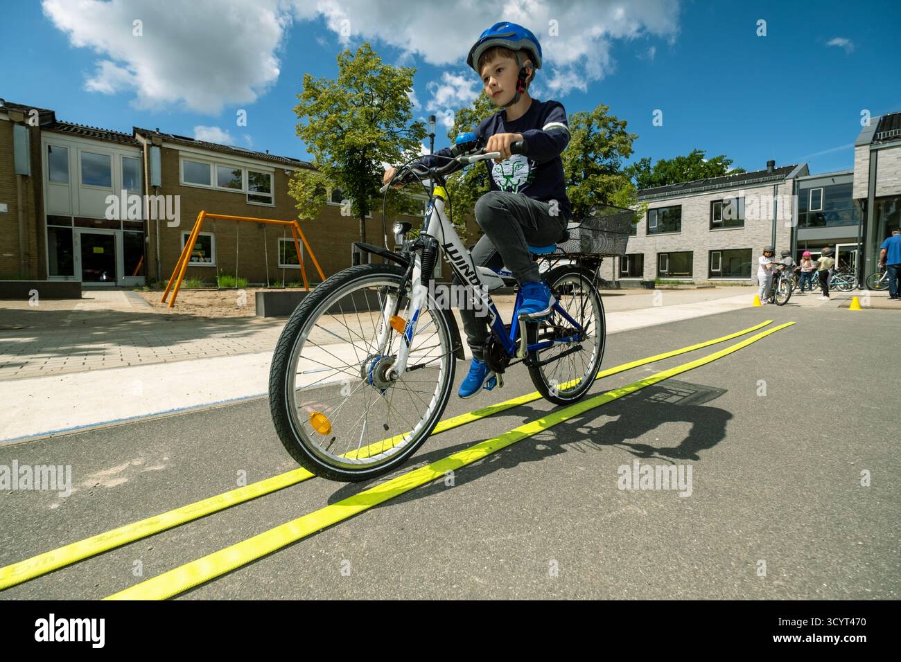 09.07.2025, Allemagne, Brême, Brême - formation à vélo pour les enfants de l'école primaire dans une aire de jeux scolaire pendant les vacances d'été en tant que presse publique Banque D'Images