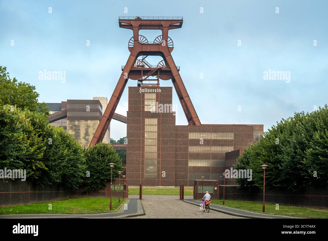 15.08.2025, Allemagne, Rhénanie du Nord-Westphalie, Essen - Tour d'extraction du puits XII, symbole de l'ancienne mine de charbon de Zollverein, aujourd'hui un patrimoine mondial de l'UNESCO Banque D'Images
