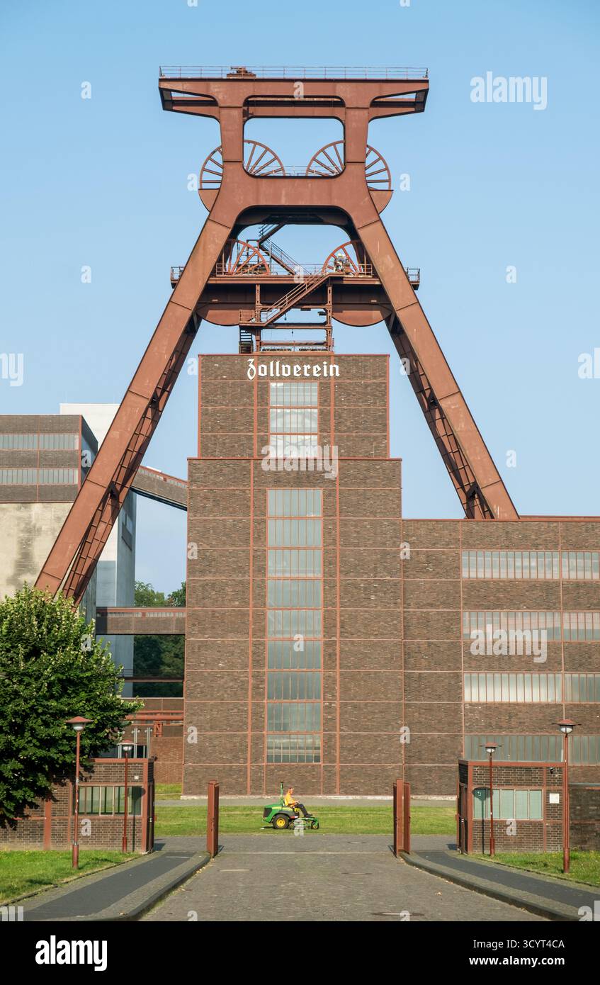 15.08.2025, Allemagne, Rhénanie du Nord-Westphalie, Essen - Tour d'extraction du puits XII, symbole de l'ancienne mine de charbon de Zollverein, aujourd'hui un patrimoine mondial de l'UNESCO Banque D'Images