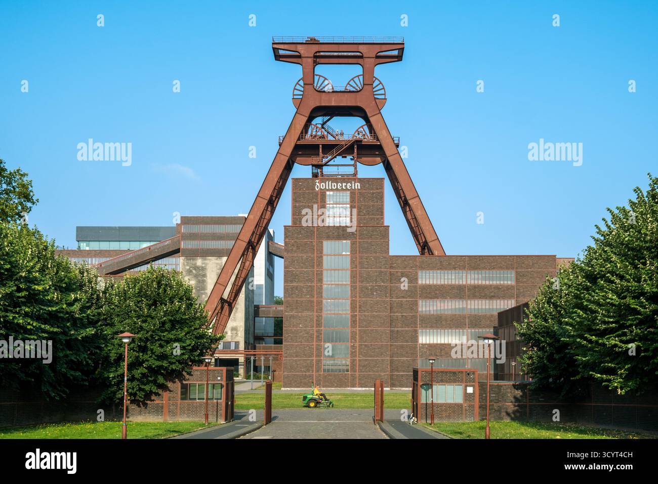 15.08.2025, Allemagne, Rhénanie du Nord-Westphalie, Essen - Tour d'extraction du puits XII, symbole de l'ancienne mine de charbon de Zollverein, aujourd'hui un patrimoine mondial de l'UNESCO Banque D'Images