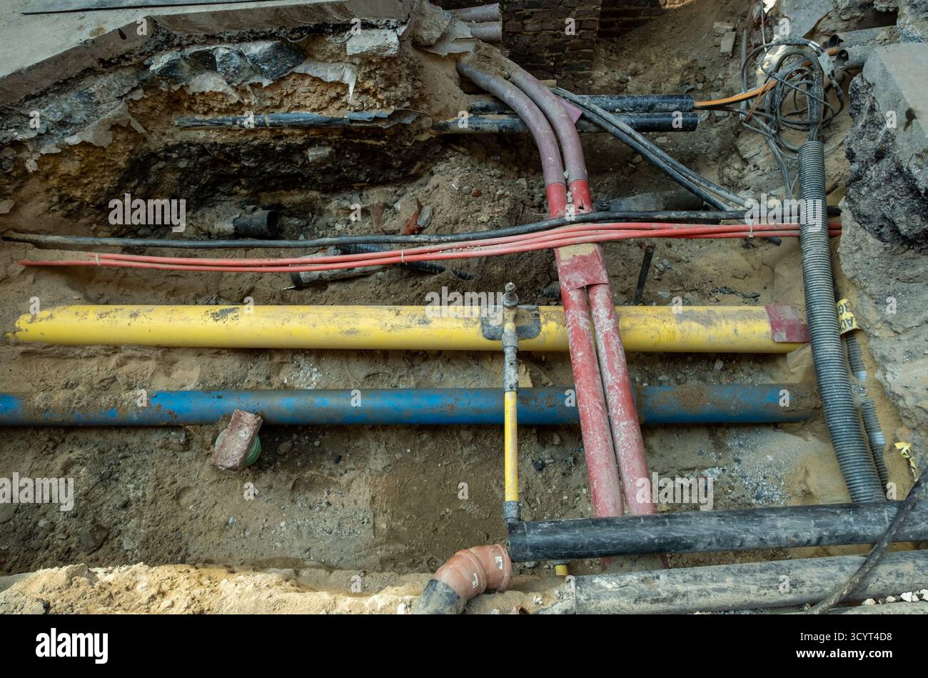 15.08.2025, Allemagne, Rhénanie du Nord-Westphalie, Wuppertal - chantier, vue des tuyaux souterrains sous le trottoir. 00A250815D317CAROEX.JPG [M Banque D'Images