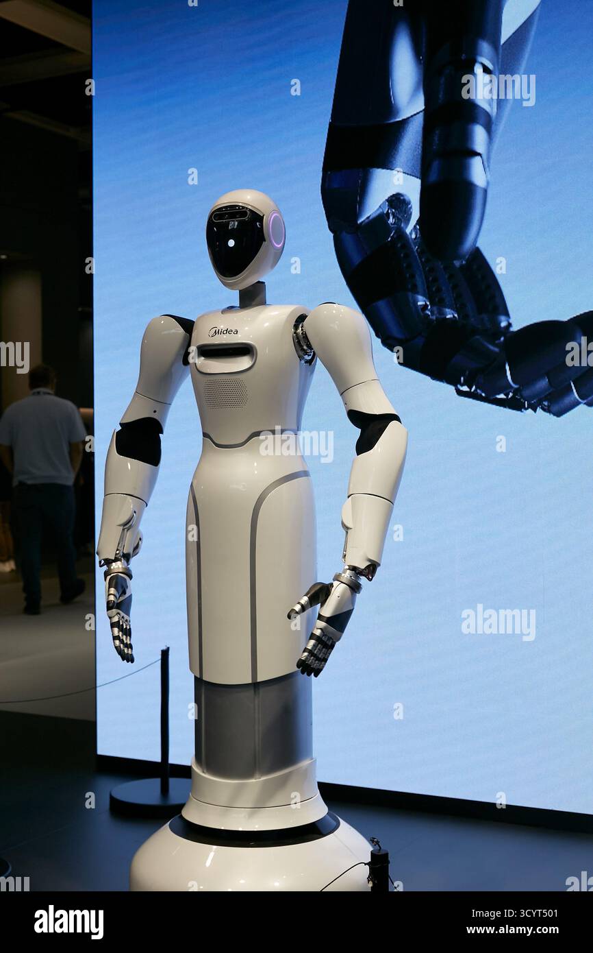 05.09.2025, Allemagne, Berlin, Berlin - Un robot humanoïde est présenté comme prototype et innovation sur le stand de la société chinoise Midea à IFA 2 Banque D'Images 05.09.2025, Allemagne, Berlin, Berlin - Un robot humanoïde est présenté comme prototype et innovation sur le stand de la société chinoise Midea à IFA 2 Banque D'Images