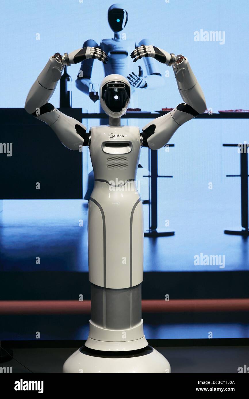 05.09.2025, Allemagne, Berlin, Berlin - Un robot humanoïde est présenté comme prototype et innovation sur le stand de la société chinoise Midea à IFA 2 Banque D'Images 05.09.2025, Allemagne, Berlin, Berlin - Un robot humanoïde est présenté comme prototype et innovation sur le stand de la société chinoise Midea à IFA 2 Banque D'Images