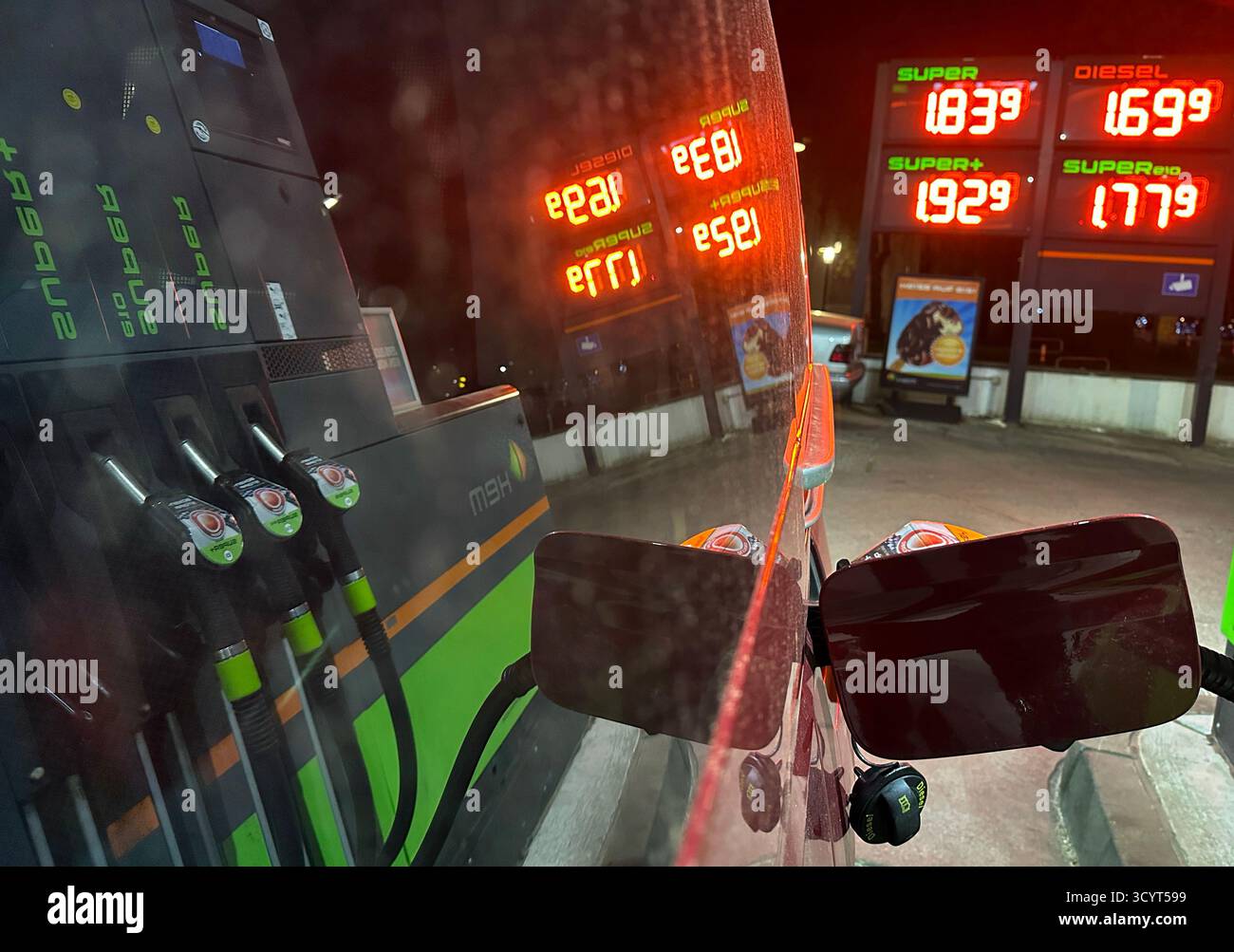 11.04.2024, Allemagne, Berlin, Berlin - affichage du prix du carburant reflété dans la fenêtre d'une voiture. 00S240411D093CAROEX.JPG [AUTORISATION DU MODÈLE : NON APPLICABLE, PRO Banque D'Images