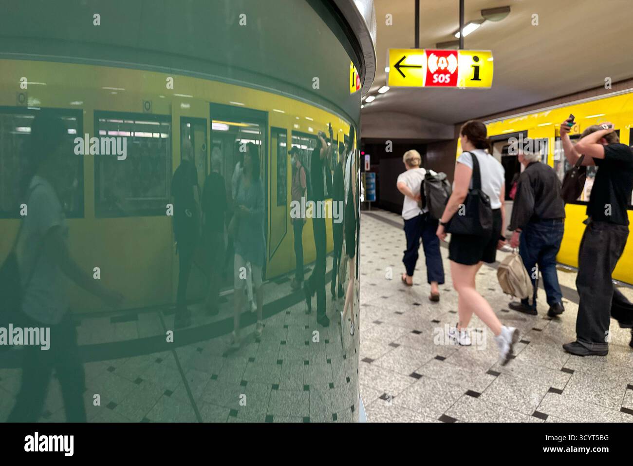 15.07.2024, Allemagne, Berlin, Berlin - les gens sur le quai du métro U9 à la station Zoologischer Garten. 00S240715D986CAROEX.JPG [MODÈLE RELE Banque D'Images