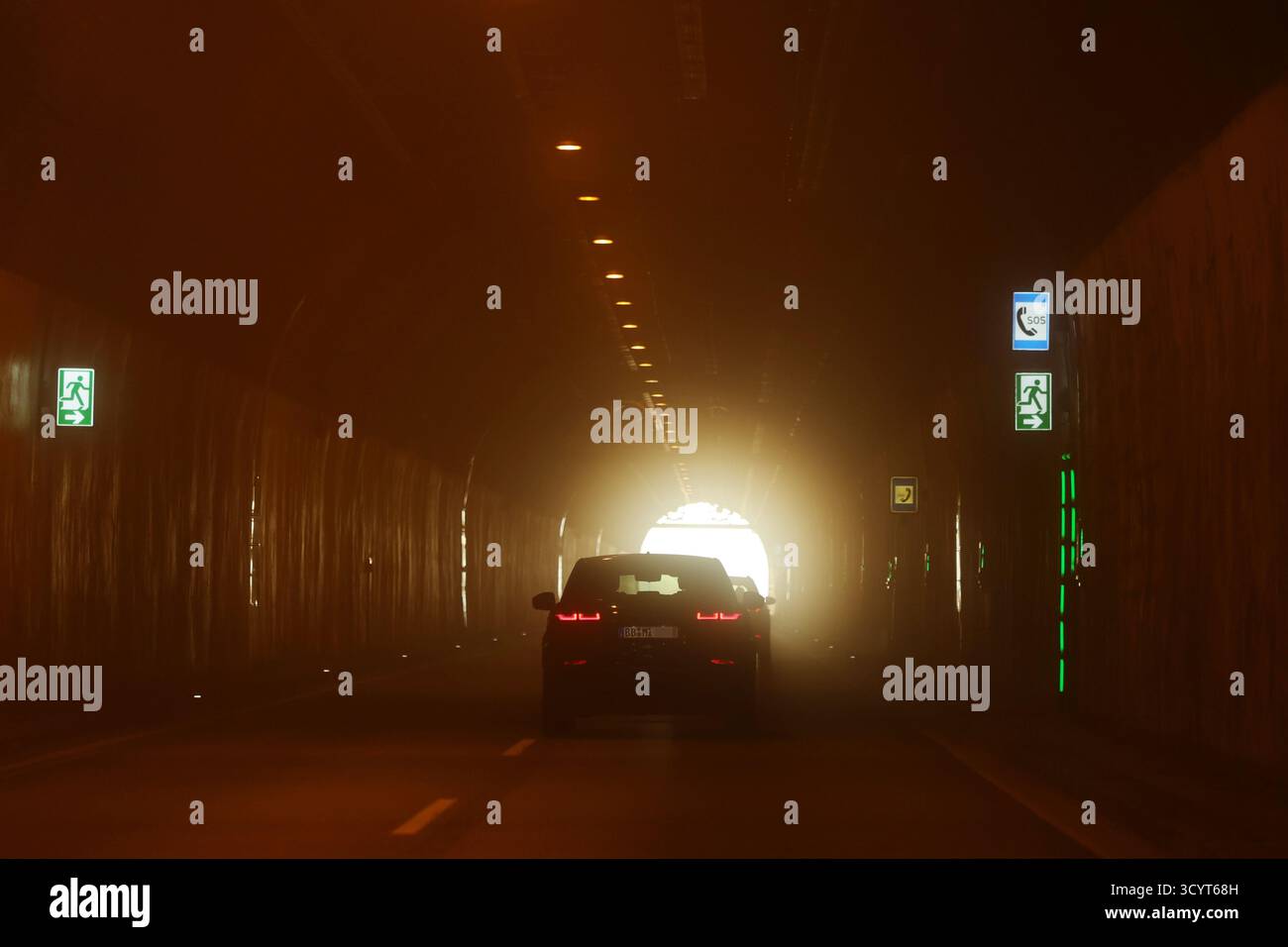 10.11.2024, Allemagne, Bade-Wuerttemberg, Wiesensteig - les voitures passent devant une sortie de secours dans le brouillard dans le tunnel de Laemmerbuckeltunnel. 00S241110D812CAROEX.JPG [M Banque D'Images