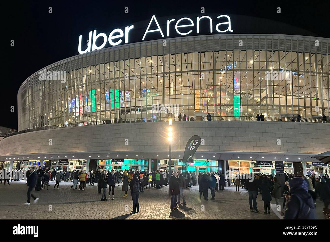 21.11.2024, Allemagne, Berlin, Berlin - les gens devant l'Uber Arena la nuit. 00S241121D868CAROEX.JPG [AUTORISATION DU MODÈLE : NON, AUTORISATION DU PROPRIÉTAIRE : NON (C) Banque D'Images