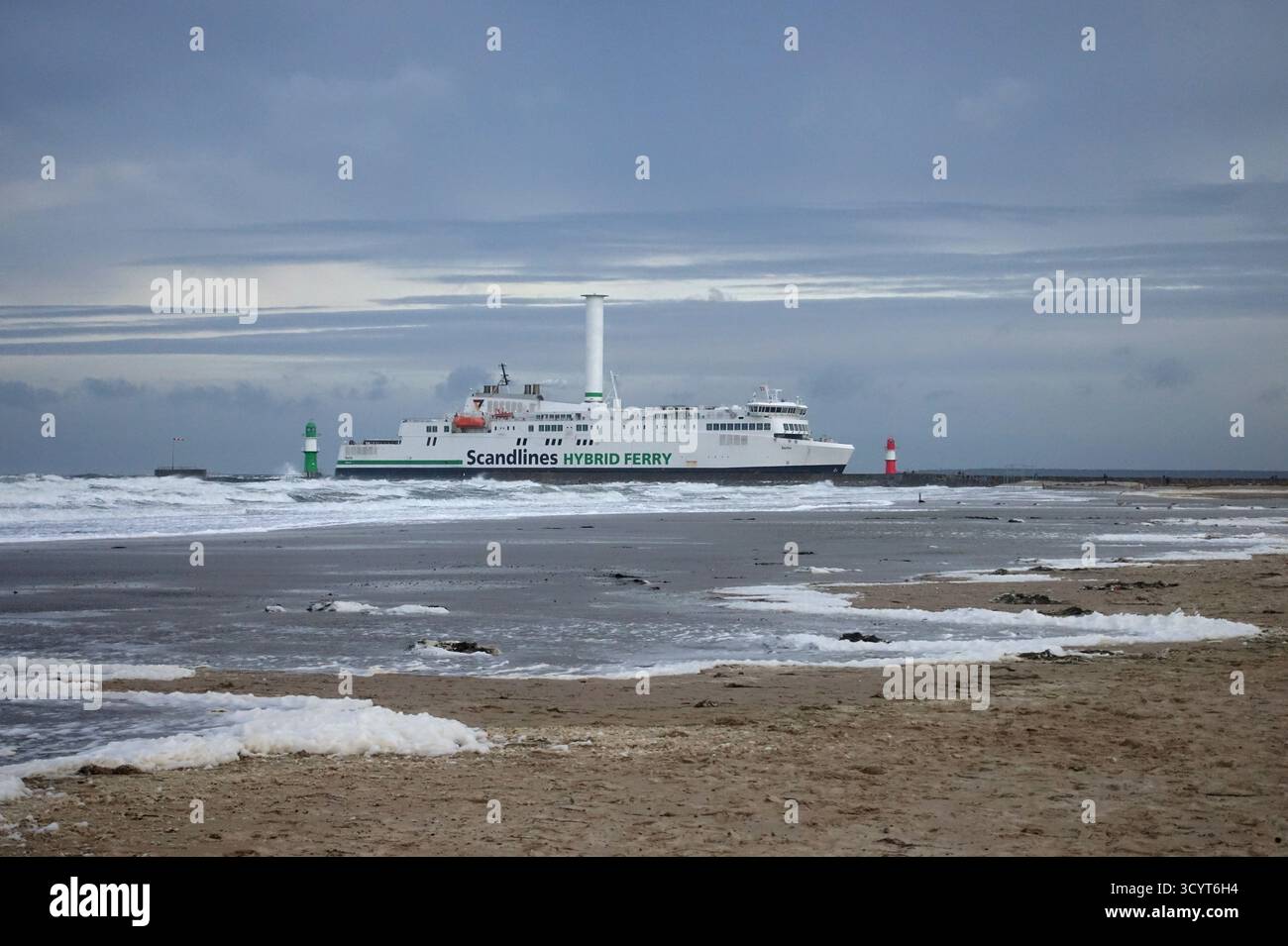 11.01.2025, Allemagne, Mecklembourg-Poméranie occidentale, Warnemuende - Scandlines Hybrid Ferry entre sur le quai par temps orageux. 00S250111D979CAROEX.JPG [ Banque D'Images