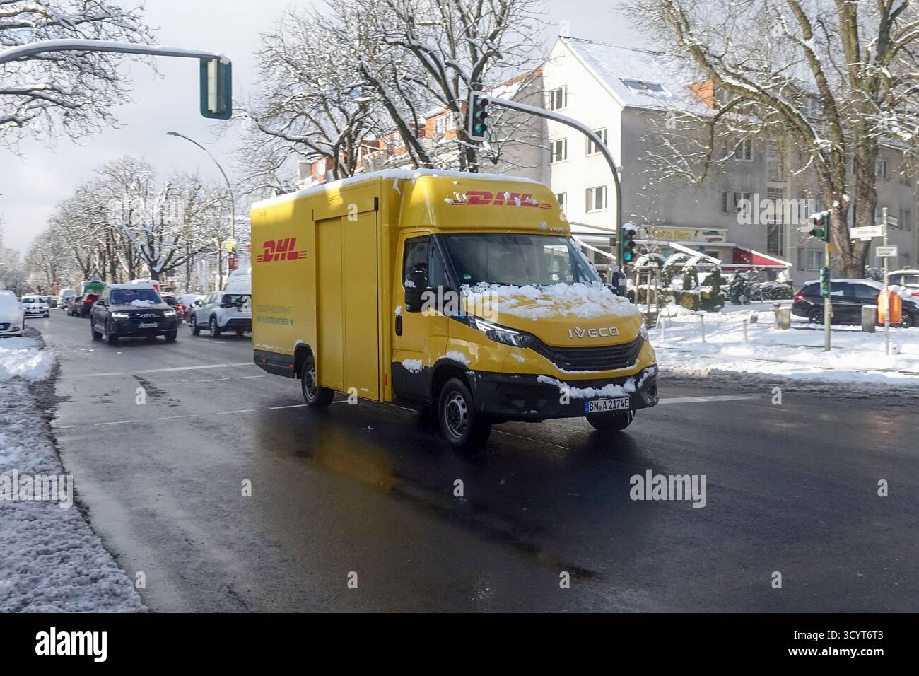 14.02.2025, Allemagne, Berlin, Berlin - fourgon de livraison DHL à entraînement électrique en hiver. 00S250214D452CAROEX.JPG [AUTORISATION DU MODÈLE : NON APPLICABLE, PROPRIÉTÉ Banque D'Images