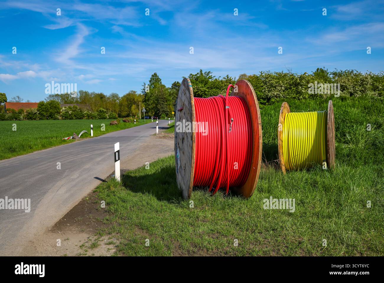 14.05.2025, Allemagne, Rhénanie-du-Nord-Westphalie, Boenen - expansion de l'Internet haut débit dans les zones rurales, chantier de construction pour la pose de câbles à fibres optiques und Banque D'Images