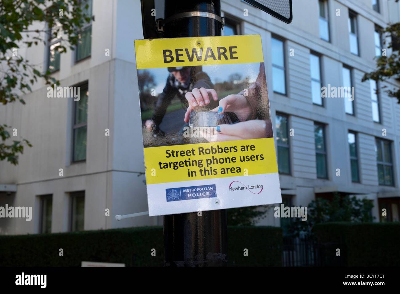 Méfiez-vous du panneau « les voleurs de rue ciblent les utilisateurs de téléphone dans cette zone » panneau de la police métropolitaine près des appartements dans le Borough of Newham London UK KATHY DEWITT Banque D'Images