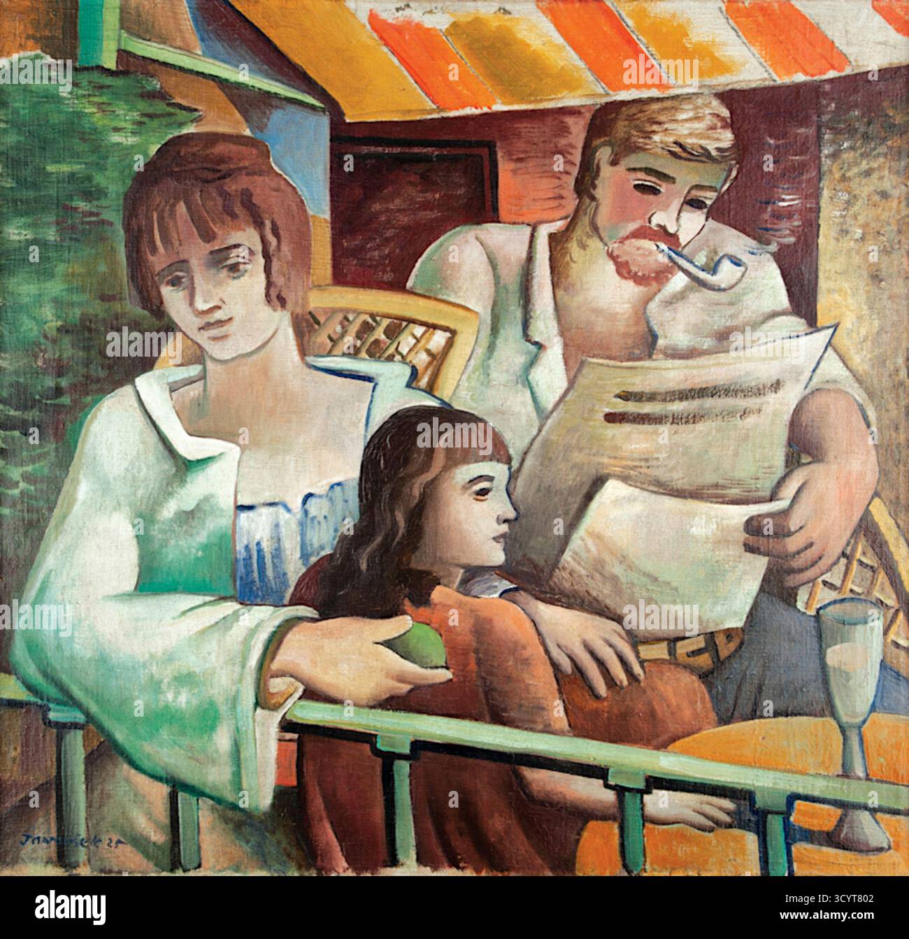 František Janoušek - Siesta sur le balcon - 1925 - représente trois personnes se relaxant sur un balcon. Un homme avec une pipe est assis et lit un journal, tandis que deux femmes sont à proximité. Une femme, aux cheveux courts, se tient derrière une balustrade et regarde directement le spectateur. Une autre femme est assise devant l'homme, tenant ce qui semble être une pomme verte. Le style se caractérise par son utilisation de lignes fortes et de blocs de couleur, ce qui est typique de la période moderniste précoce. Banque D'Images