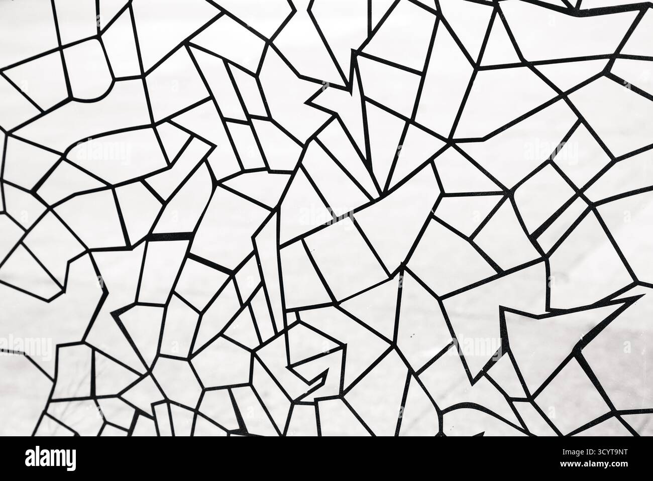 Motifs polygonaux noirs sous la forme de lignes de différentes formes géométriques sur verre blanc Banque D'Images