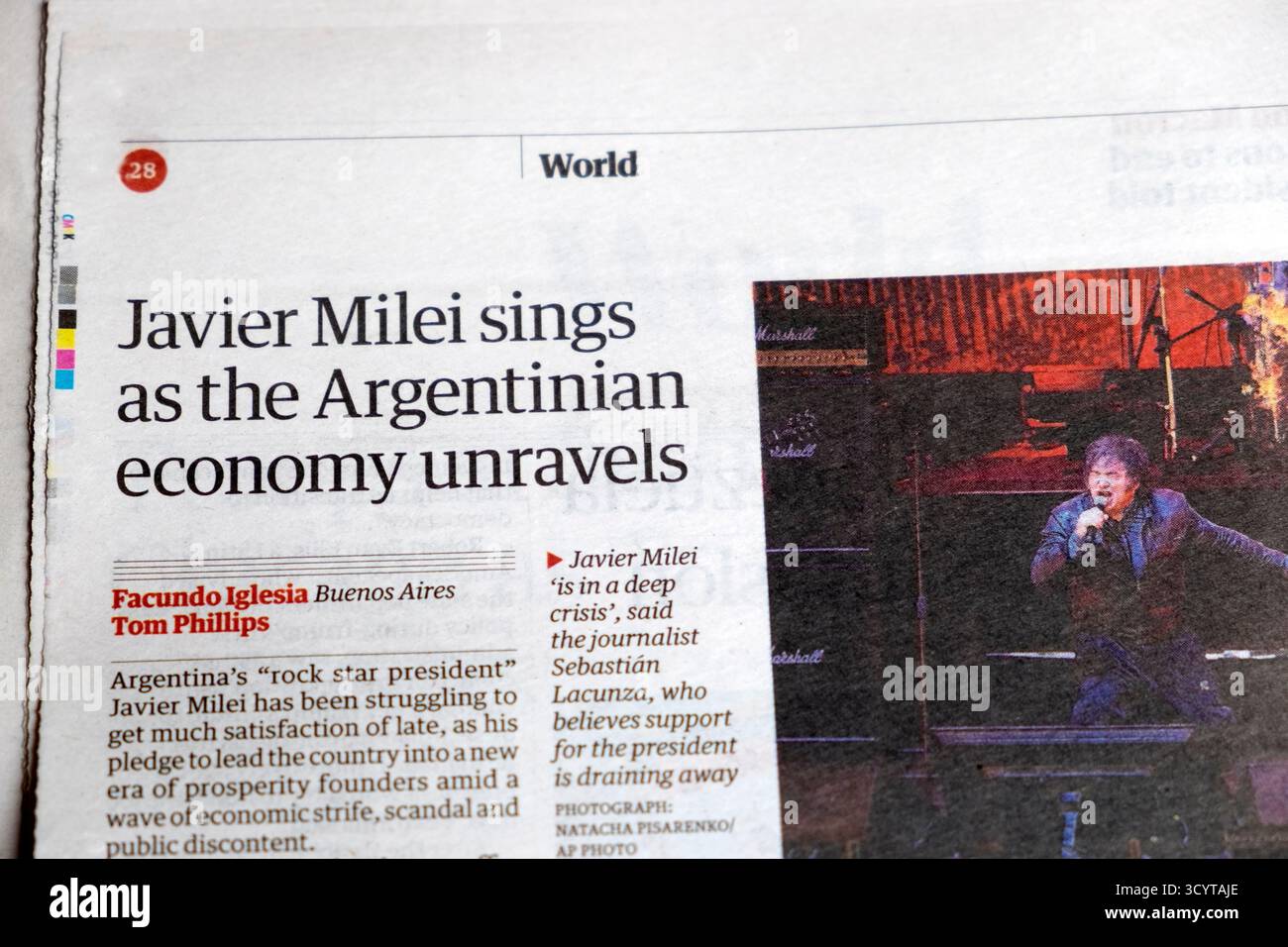 "Javier Milei chante alors que l'économie Argentine se démêle" titre du journal Guardian Argentine politique article 8 octobre 2025 Londres Royaume-Uni Banque D'Images