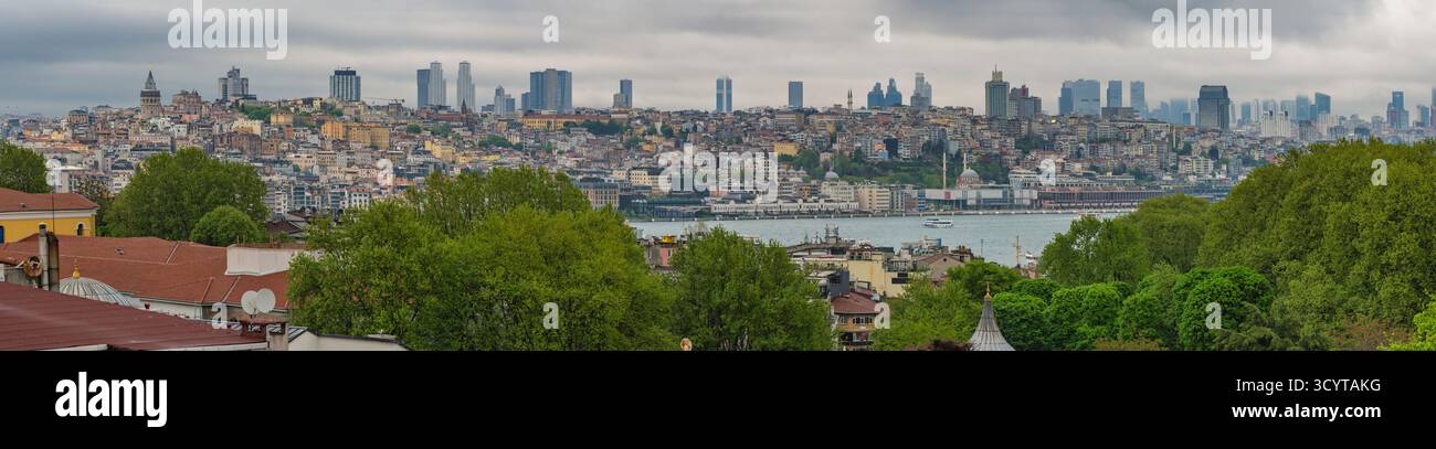 Istanbul Turkiye (Turquie), panorama de la ville sur le détroit du Bosphore Banque D'Images