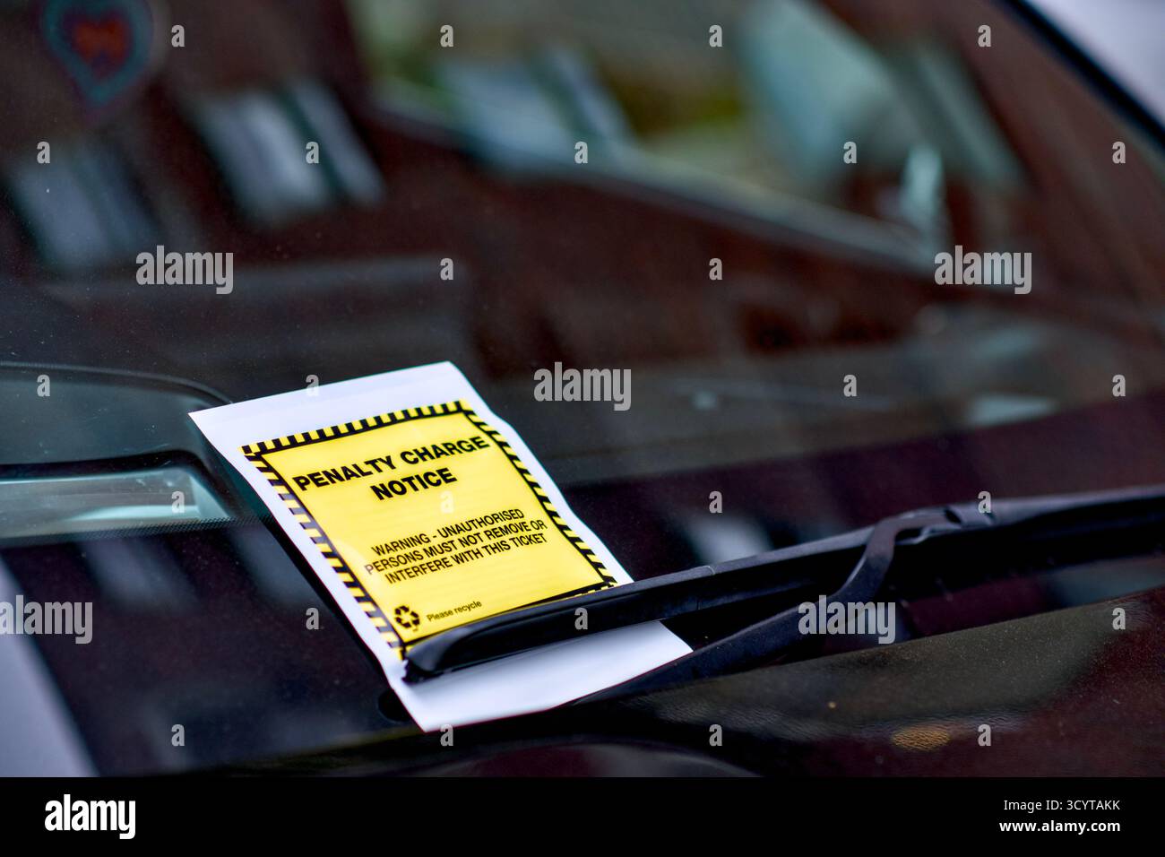 Ticket de parking sur le pare-brise de la voiture, South Oxhey, Hertfordshire, Angleterre, Royaume-Uni Banque D'Images