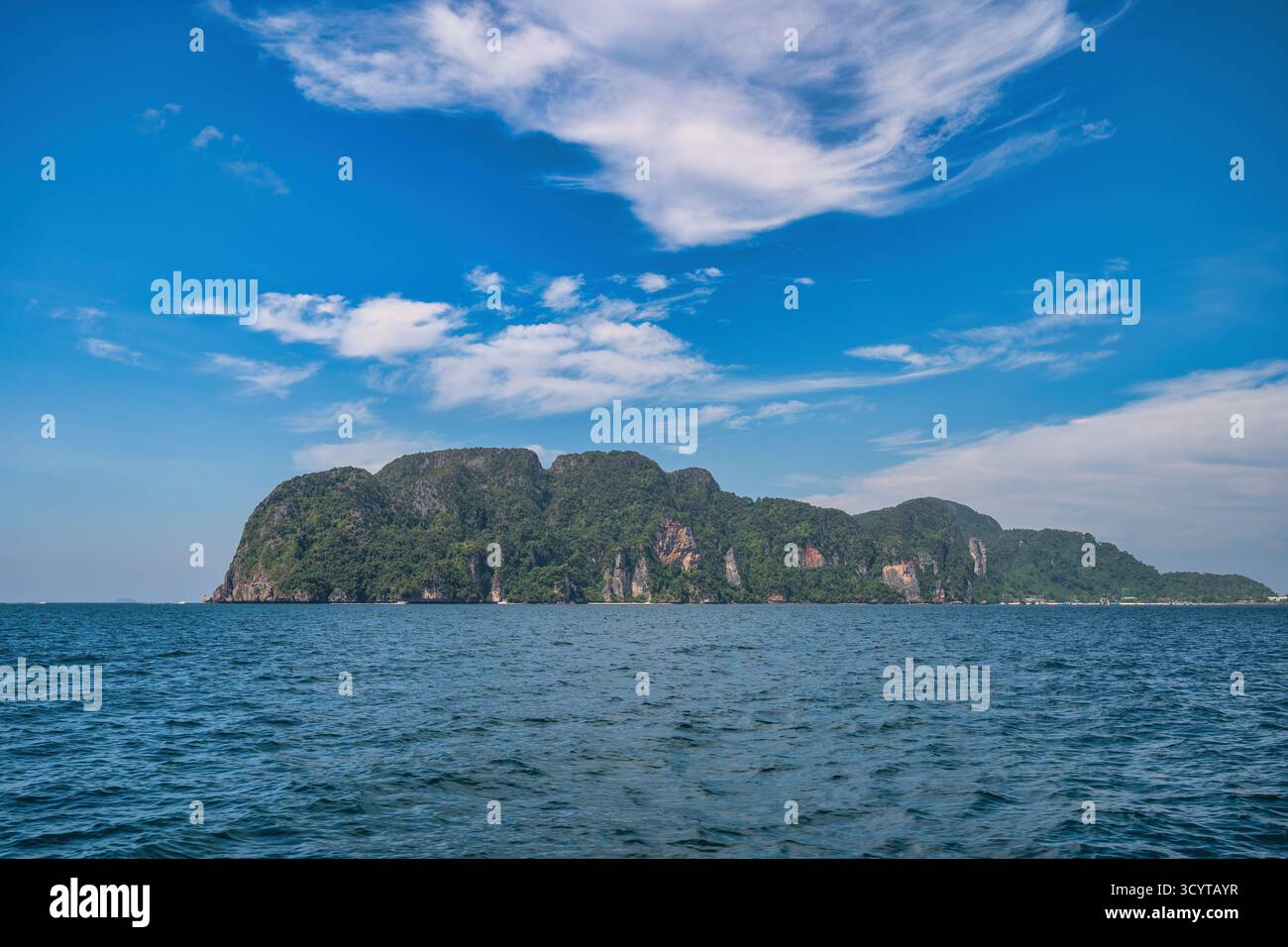 Vue sur les îles tropicales de l'océan et de l'eau de vague de mer bleue, paysage naturel en Thaïlande Banque D'Images