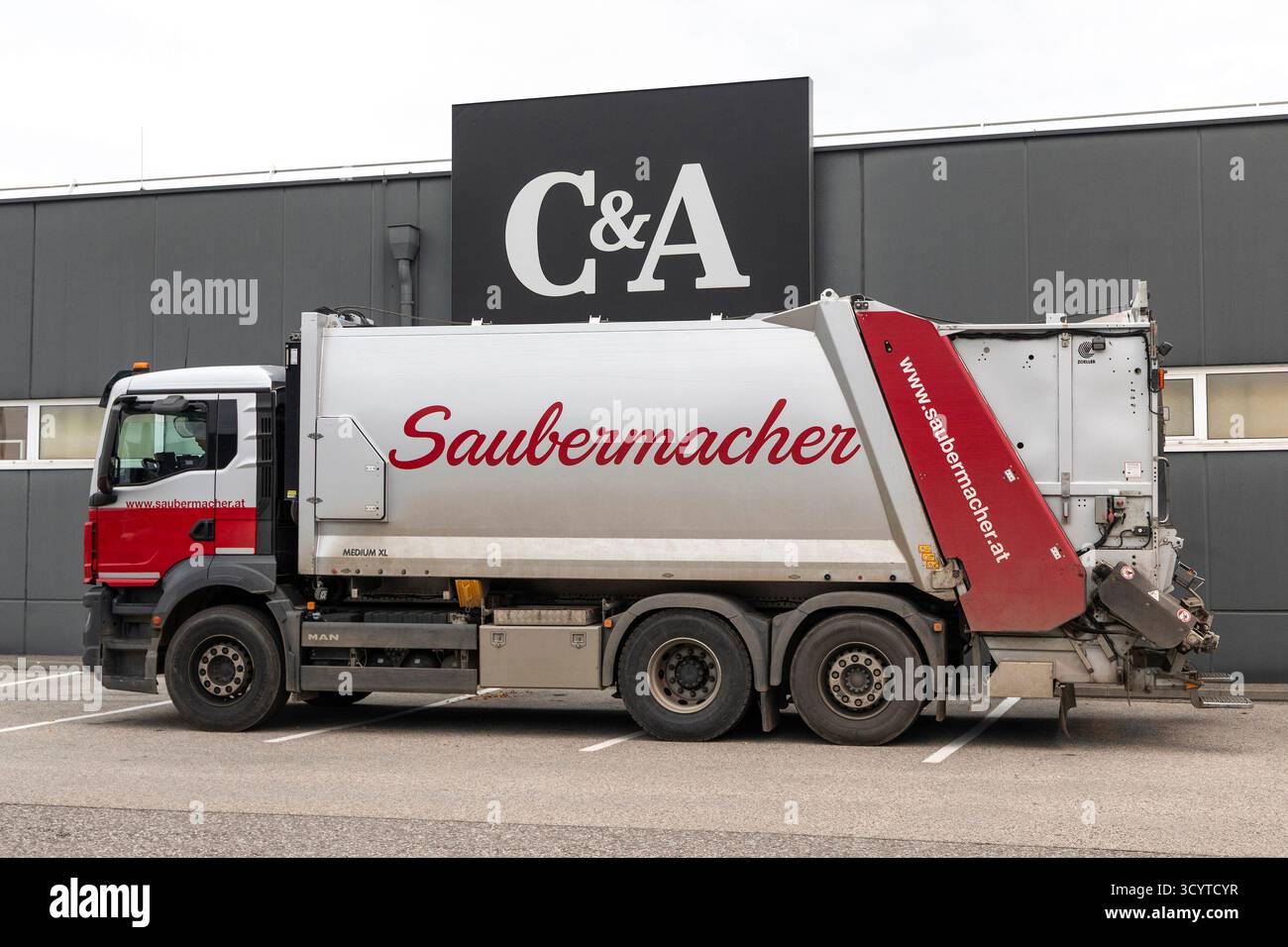 C&A und Saubermacher à Horn, Niederösterreich, Österreich // C&A et Saubermacher à Horn, basse-Autriche, Autriche. , . Crédit : APA-PictureDesk/Alamy Live News Banque D'Images