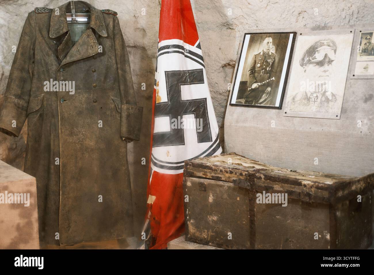 Objets personnels au musée de la grotte de Rommel, utilisé comme base d'opérations pendant l'invasion nazie de l'Afrique du Nord, Matrouh, Égypte Banque D'Images