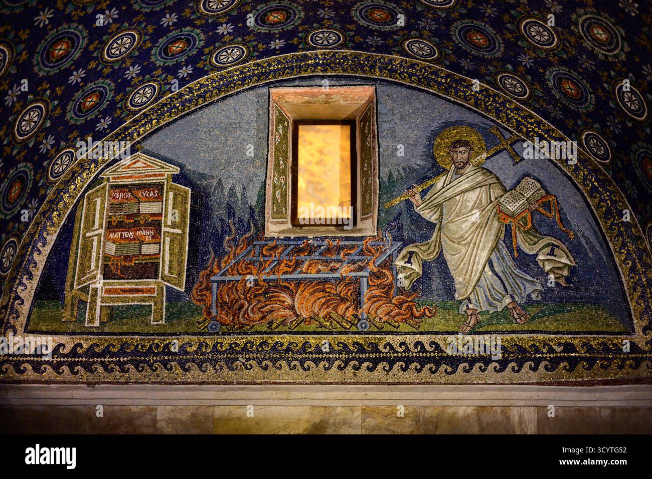 Ravenne, Italie - septembre 28 2025 : martyre de la mosaïque Saint-Laurent dans le mausolée de Galla Placidia Byzantine Art. Banque D'Images