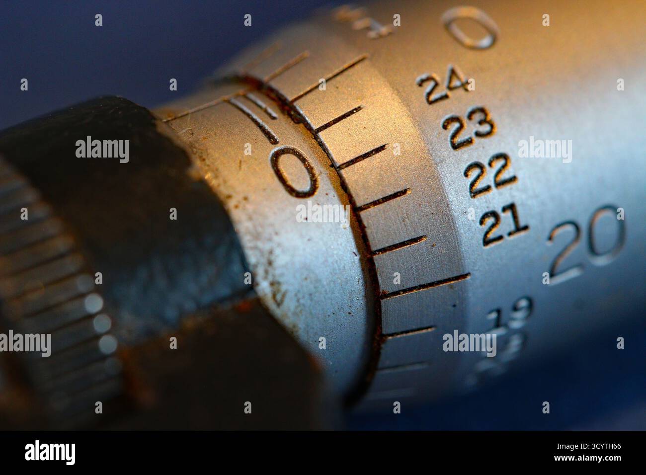 Gros plan macro du corps du micromètre impérial avec échelle de précision et incréments Banque D'Images