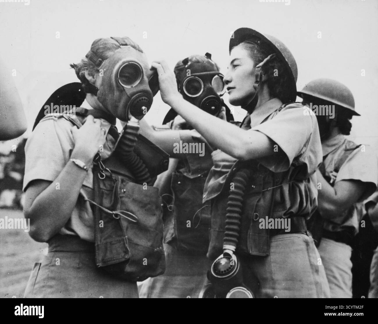 MOYEN-ORIENT - vers 1940 - services féminins sud-africains en service au moyen-Orient : un instructeur sergent sud-africain de W.A.A.F. installant un masque à gaz à un débutant - photo : Geopix Banque D'Images
