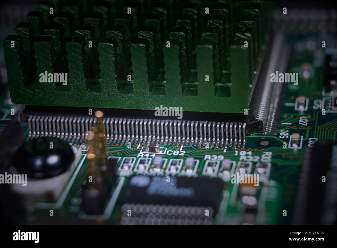 Vue rapprochée d'une carte de circuit imprimé high-tech présentant des composants essentiels pour les applications d'intelligence artificielle et de crypto-monnaie. Banque D'Images