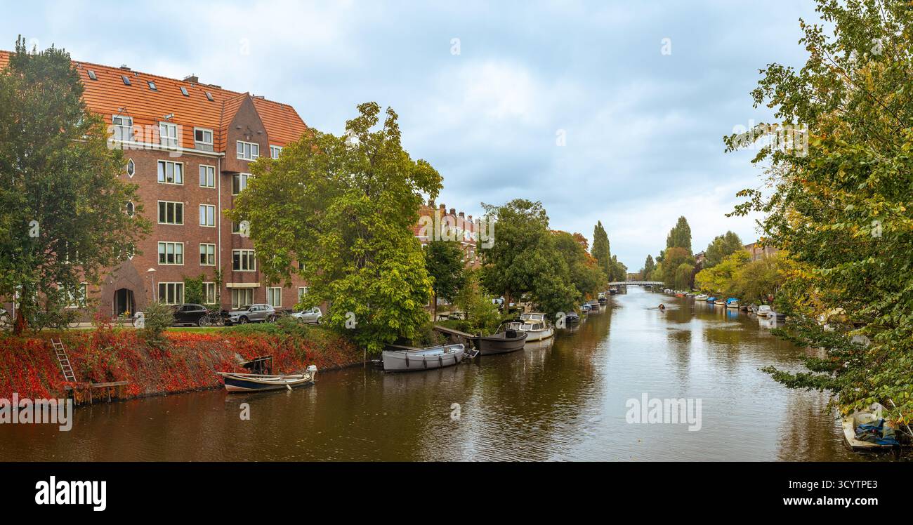 Vue d'automne sur le quartier Diamantbuurt et Amstelkanaal à Amsterdam, pays-Bas Banque D'Images