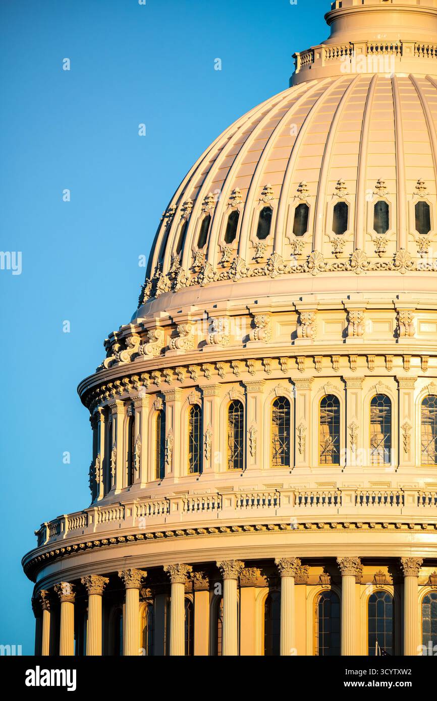 US Capitol Dome Golden Sunlight Washington DC // WASHINGTON DC — le dôme du Capitole américain est illuminé par la lumière du soleil dorée. Ce dôme emblématique en fonte, conçu par Thomas U. Walter, est un élément architectural important et un symbole central de la démocratie américaine. Le Capitole des États-Unis abrite le Congrès des États-Unis et est situé à l'extrémité est du National Mall à Washington DC. Banque D'Images